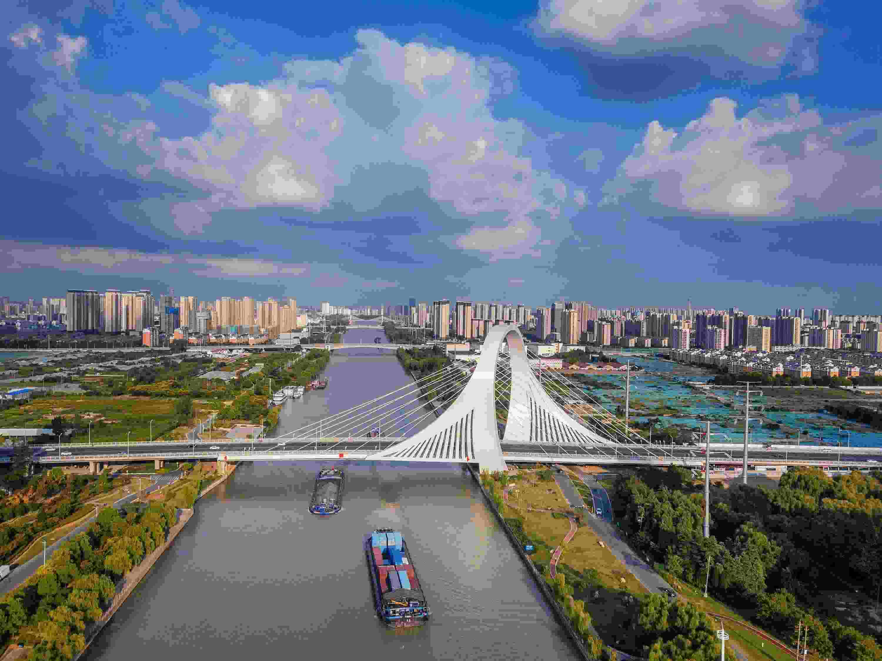 2022年9月12日，幾艘船舶行駛在江蘇淮安運(yùn)河大橋附近。