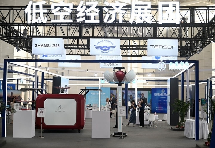 6月20日，參觀者在博覽會(huì)低空經(jīng)濟(jì)展團(tuán)參觀。新華社記者 趙子碩 攝