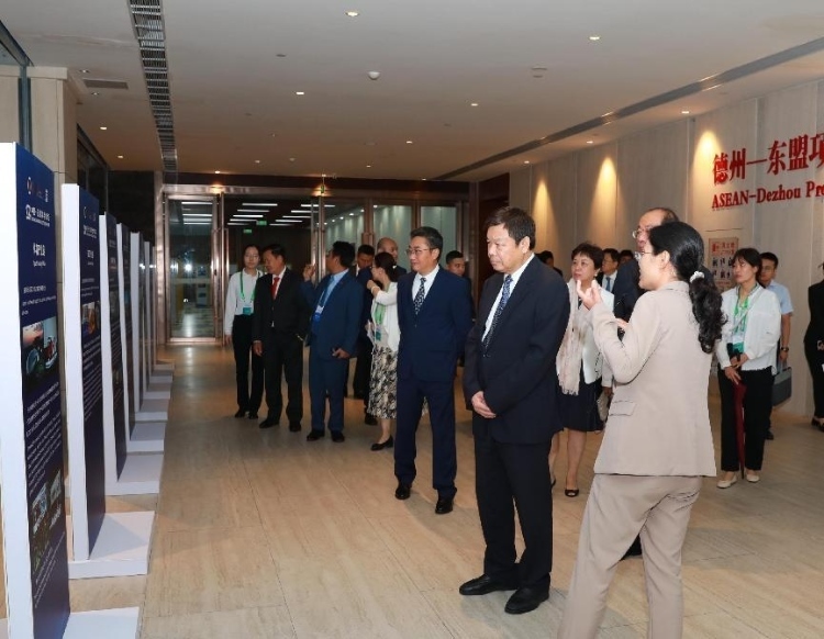 與會嘉賓參觀圖片展。中國外文局供圖