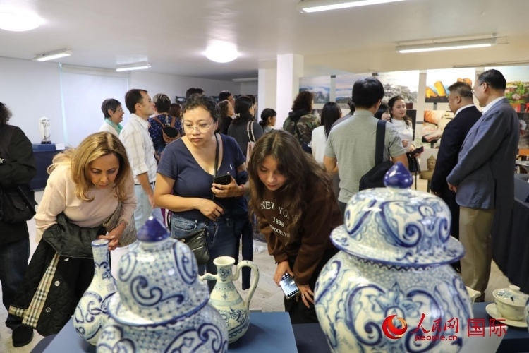 在展覽現(xiàn)場，觀眾們駐足欣賞德化瓷和墨西哥彩瓷。人民網(wǎng) 埃內(nèi)斯托·多明戈斯攝