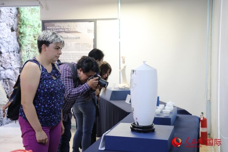 在展覽現(xiàn)場，觀眾們駐足欣賞德化白瓷和墨西哥彩瓷。人民網(wǎng) 埃內(nèi)斯托·多明戈斯攝