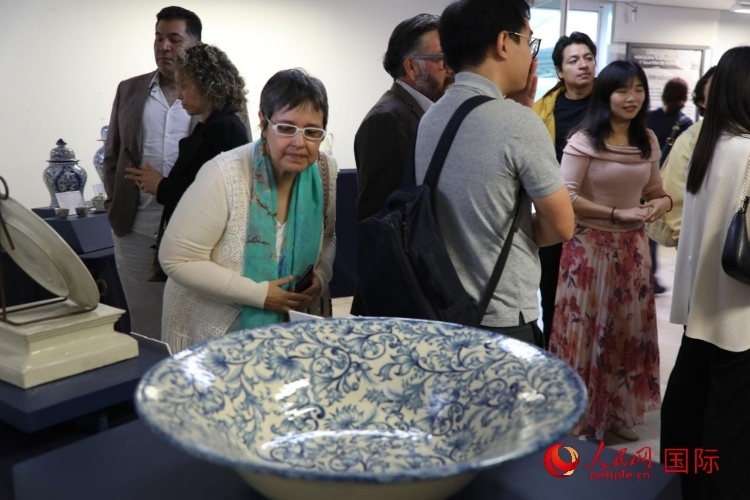 在展覽現(xiàn)場，觀眾們駐足欣賞德化白瓷和墨西哥彩瓷。人民網(wǎng) 埃內(nèi)斯托·多明戈斯攝