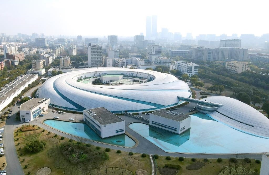 位于上海張江科學(xué)城的“上海光源”（2024年2月27日攝，無(wú)人機(jī)照片）。新華社記者 方喆 攝