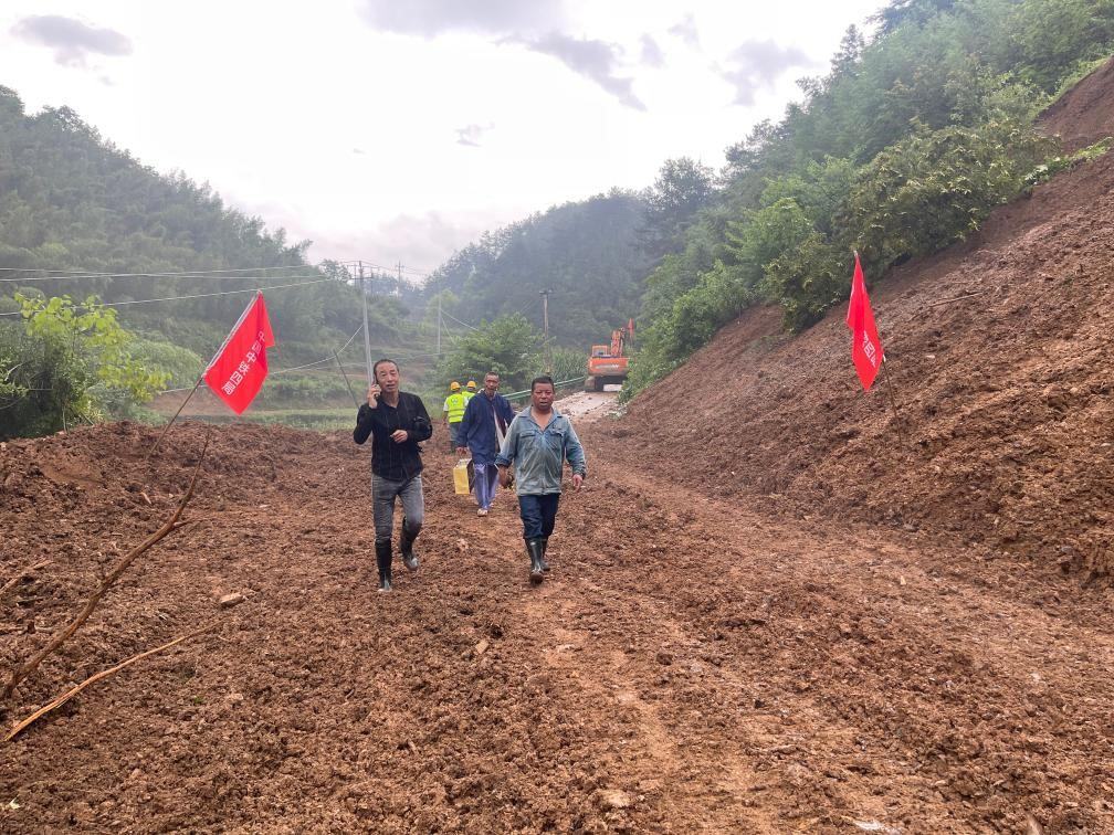 6月22日，木石里008縣道最后一個塌方點搶通。（受訪者供圖）