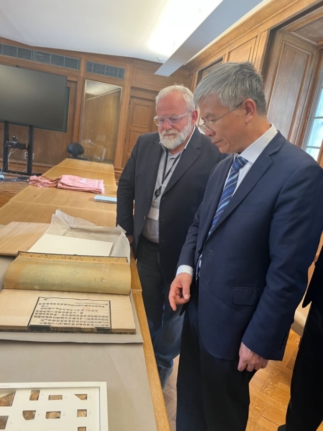 山東大學(xué)校長李術(shù)才率團(tuán)訪問法國國家圖書館。山東大學(xué)供圖