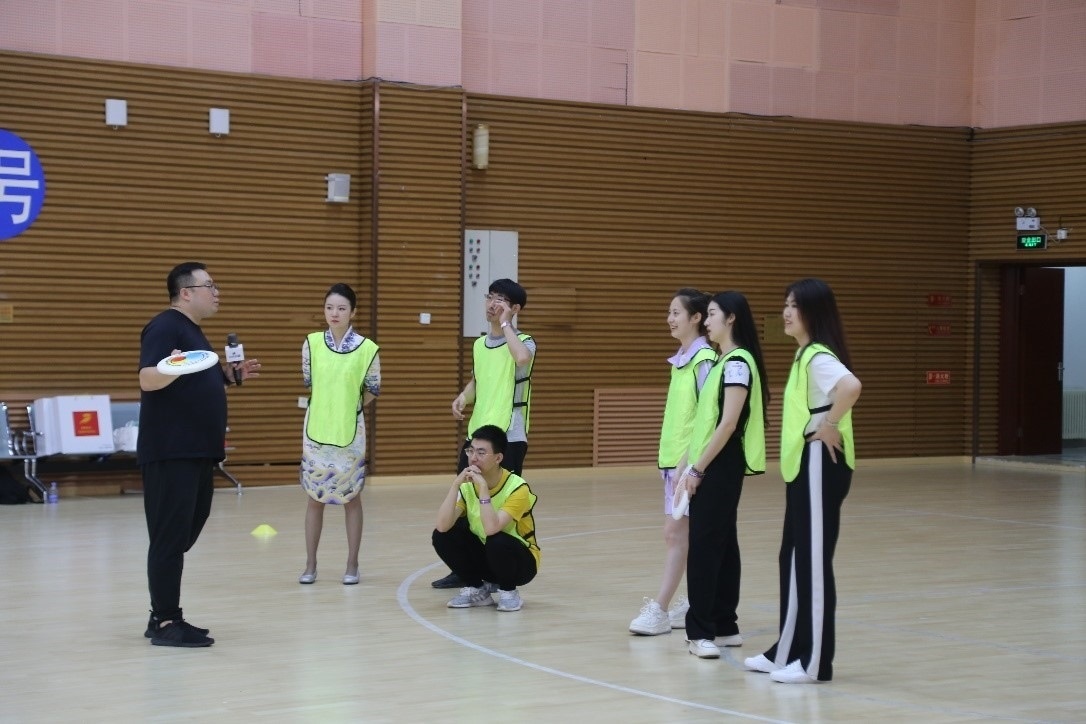 在“友趣體驗(yàn)營(yíng)”上，年輕用戶正在學(xué)習(xí)飛盤運(yùn)動(dòng)技巧。 受訪者供圖