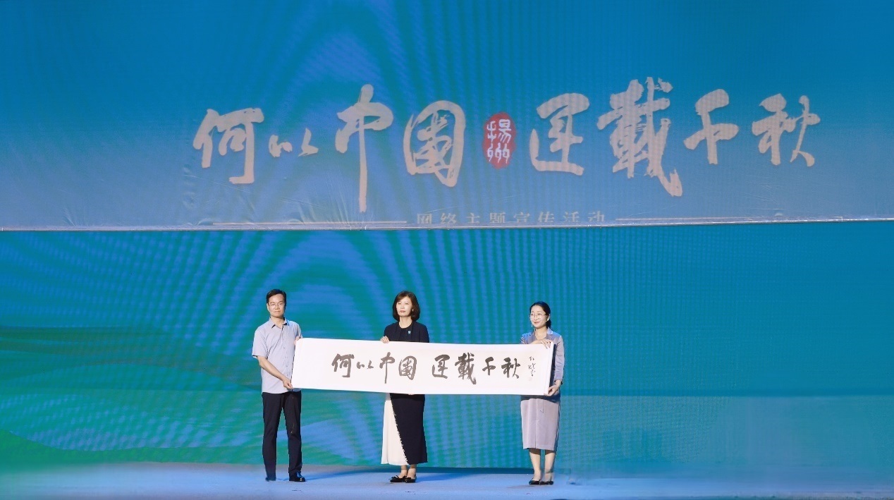 隋唐大運(yùn)河文化博物館館長曹岳森（左）、揚(yáng)州中國大運(yùn)河博物館館長鄭晶（中）、浙東運(yùn)河博物館負(fù)責(zé)人張慧（右）共同展卷。