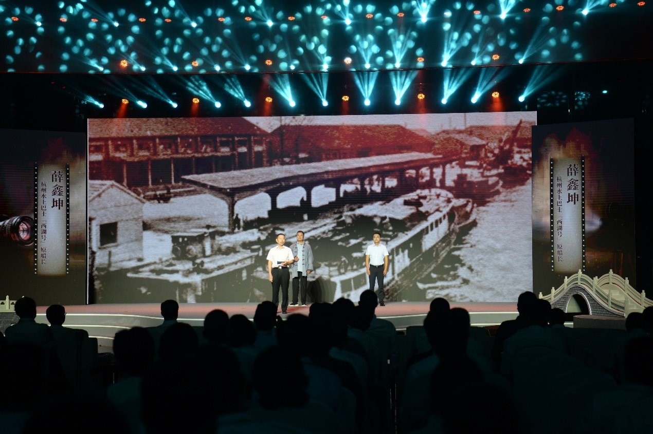 杭州水上巴士“西湖”號(hào)原船長薛鑫坤（左）、窯灣古鎮(zhèn)漁民藝術(shù)團(tuán)團(tuán)長沈召明（中）、港航潤楊6060貨船主楊杰偉（右）現(xiàn)場(chǎng)講述。