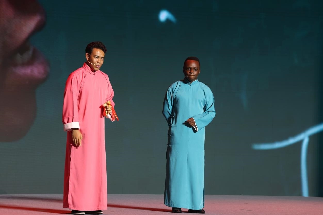 來自馬達(dá)加斯加的北京外國語大學(xué)教師唐磊（左）和來自肯尼亞的天津師范大學(xué)博士生孔愛凱（右）說唱大運(yùn)河。