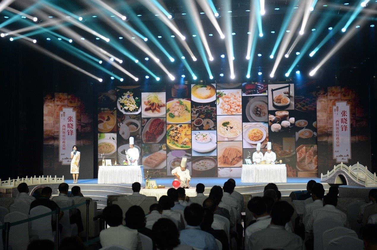 花園國際大酒店廚師長朱燾、西園飯店行政總廚張曉鋒、冶春面點(diǎn)總廚倪秋香、冶春面點(diǎn)制作技藝第五代傳人陳詩雅展示淮揚(yáng)菜絕技。