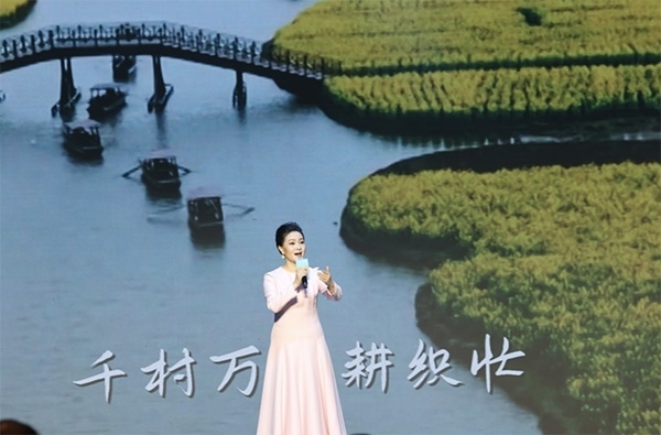 歌唱家、中國音樂學(xué)院教授雷佳現(xiàn)場(chǎng)演唱。