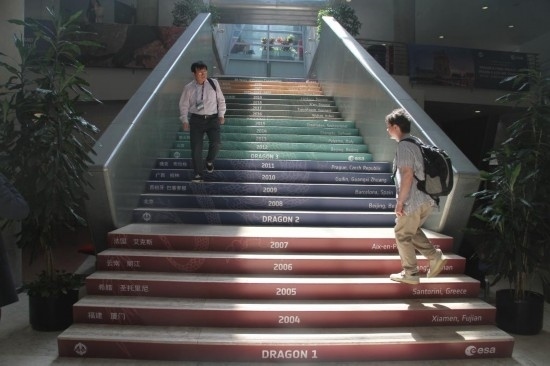 6月24日，在葡萄牙里斯本，與會(huì)者準(zhǔn)備走進(jìn)“龍計(jì)劃”五期總結(jié)研討會(huì)暨六期（2024-2028年）啟動(dòng)會(huì)會(huì)場(chǎng)。