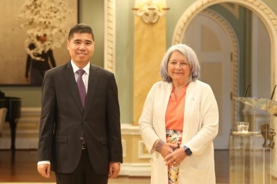 6月26日，中國(guó)駐加拿大大使王鏑向加拿大總督西蒙遞交國(guó)書(shū)。