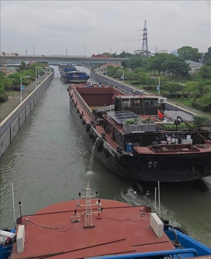 諫壁船閘內(nèi)船只正在過閘。人民網(wǎng)記者 黃鈺攝