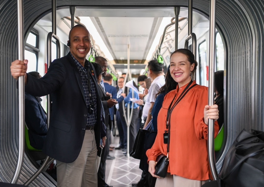 2024年4月22日，拉美和加勒比國家駐華使節(jié)、機構(gòu)代表和記者應(yīng)外交部邀請，在襄陽騰龍汽車有限公司參訪。新華社記者 杜子璇 攝