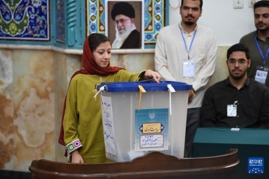 6月28日，伊朗選民在德黑蘭的一處投票站參加總統(tǒng)選舉投票。新華社記者 沙達(dá)提 攝