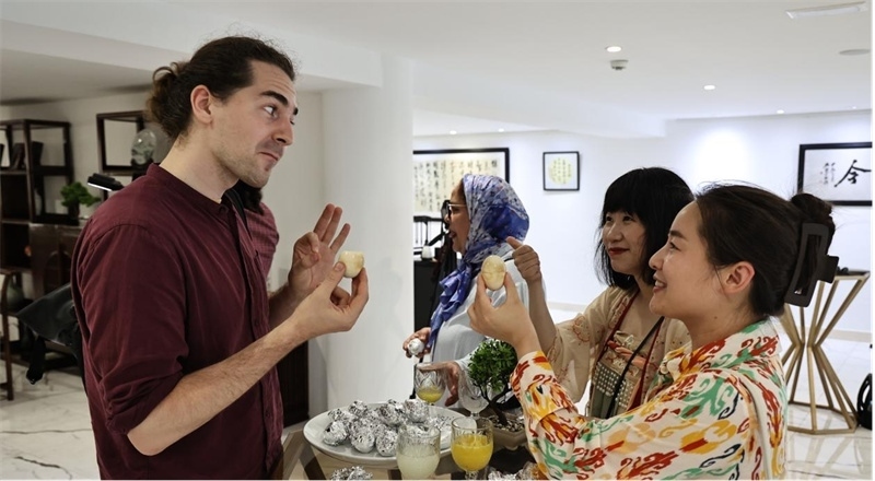 嘉賓品嘗茶葉蛋。拉巴特中國文化中心供圖