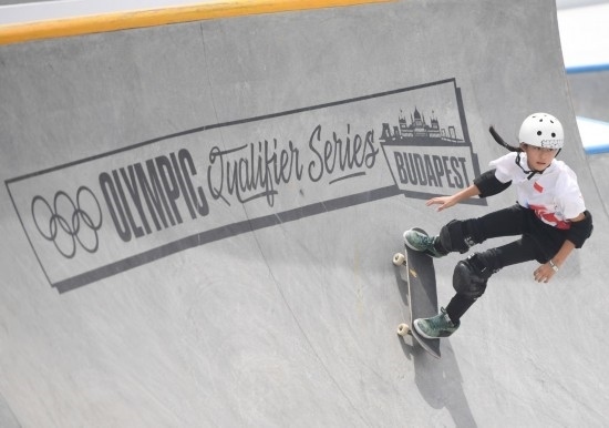 6月20日，鄭好好在比賽中，她在預賽中最佳成績?yōu)?2.60分。當日，巴黎奧運會資格系列賽布達佩斯站滑板女子碗池預賽在布達佩斯舉行。新華社記者 賀燦鈴 攝