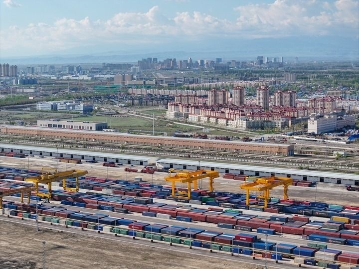 這是2024年4月18日拍攝的霍爾果斯鐵路口岸換裝場(chǎng)（無(wú)人機(jī)照片）。新華社記者 趙戈 攝