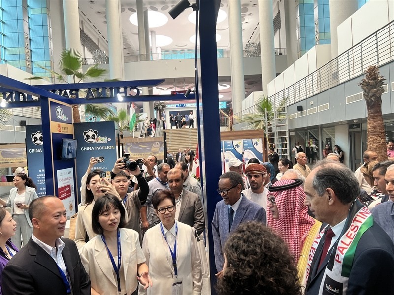 沙特廣播電視局首席執(zhí)行官、阿廣聯主席穆罕默德（右二）、阿廣聯秘書長蘇萊曼（右三）等阿拉伯國家嘉賓參觀展臺。主辦方供圖