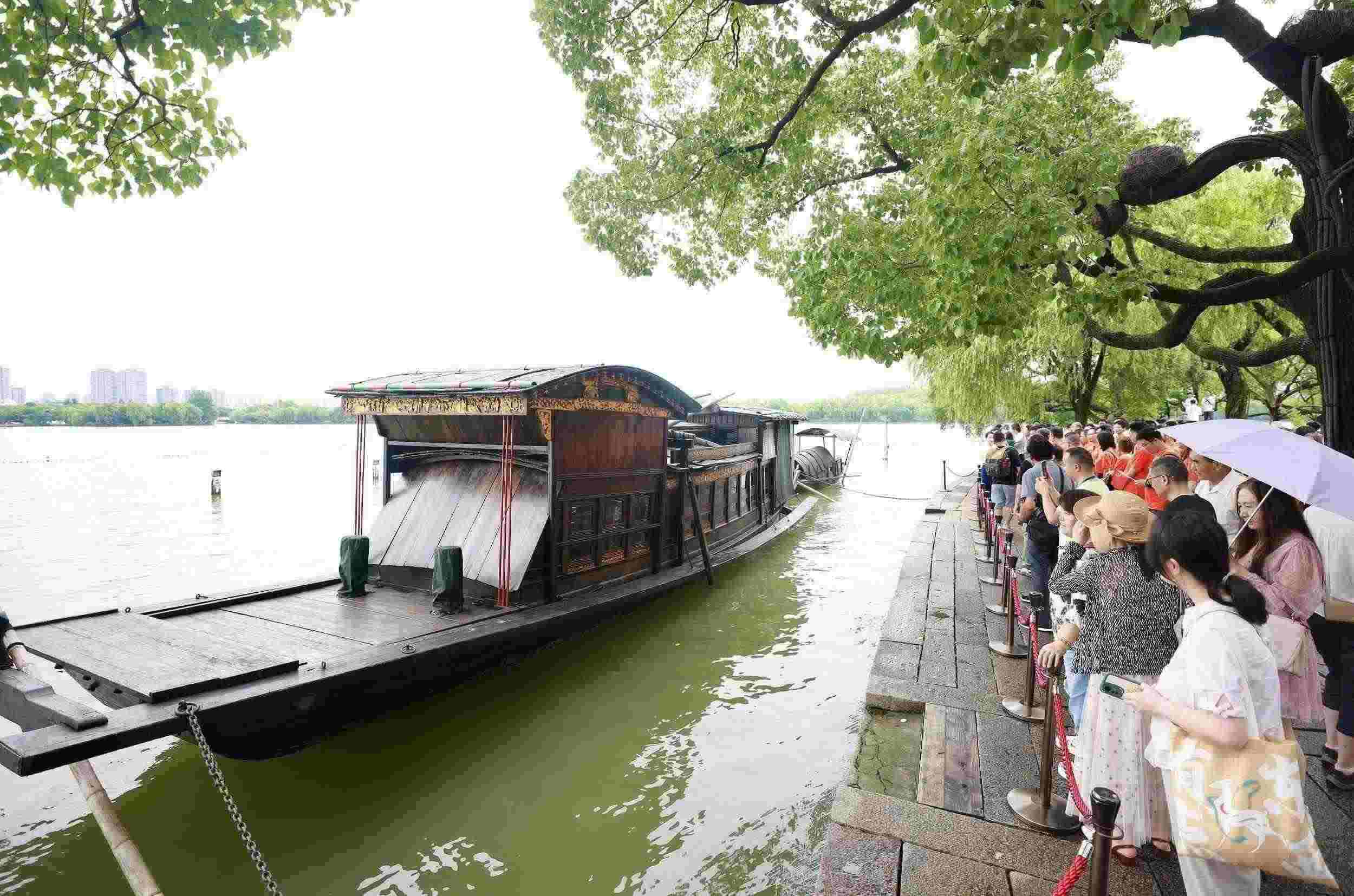 浙江嘉興，游客在南湖景區(qū)湖心島瞻仰紅船，感悟“紅船精神”。（圖片來(lái)源：視覺(jué)中國(guó)）