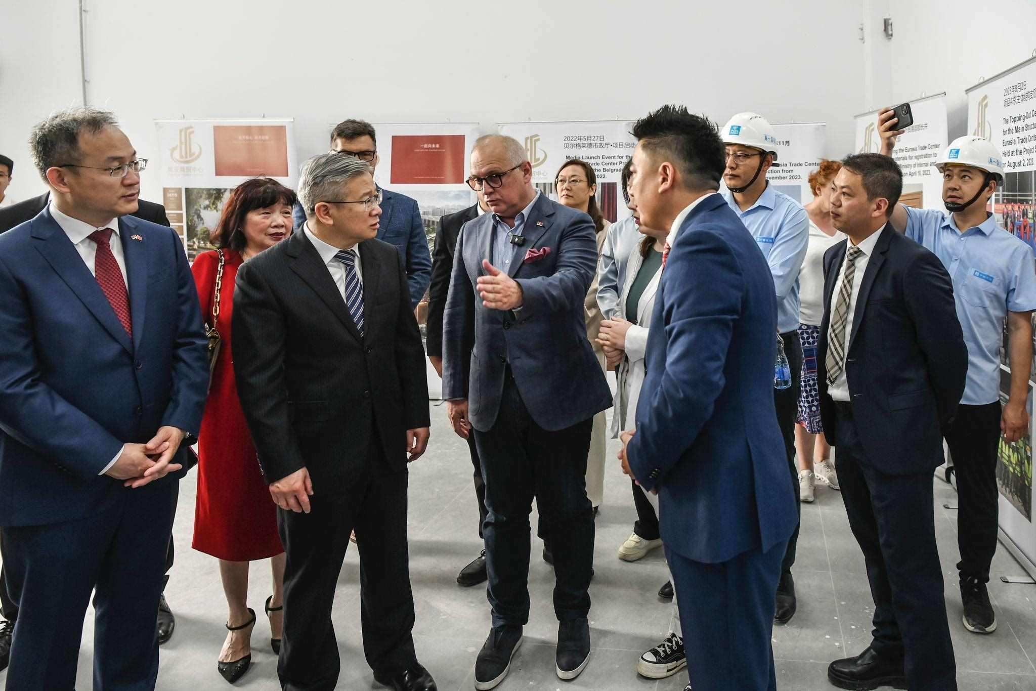 徐文光（左二）與韋西奇（左三）視察歐亞商貿(mào)中心。 歐亞商貿(mào)中心供圖