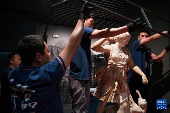 7月2日，工作人員將開箱后的古希臘文物放置在展臺上。新華社記者 張端 攝