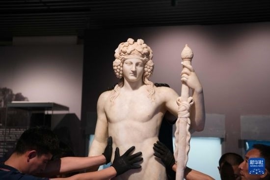 7月2日，工作人員將開箱后的古希臘文物放置在展臺上。新華社記者 張端 攝