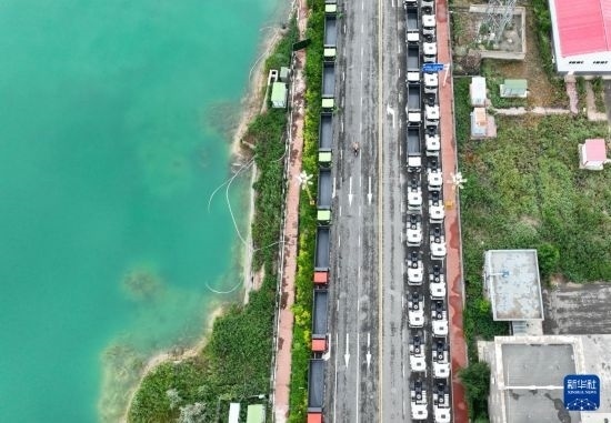 7月2日，車輛在巴克圖口岸有序出境（無人機照片）。新華社發(fā)（馬丁 攝）