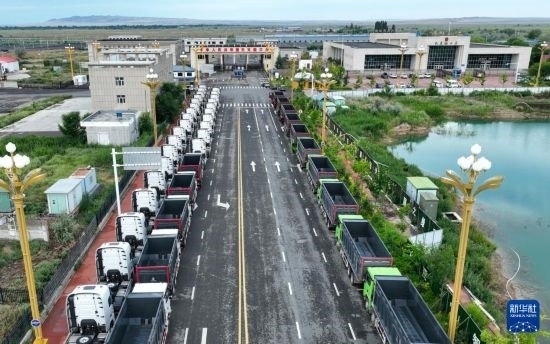 7月2日，車輛在巴克圖口岸有序出境（無人機照片）。新華社發(fā)（馬丁 攝）