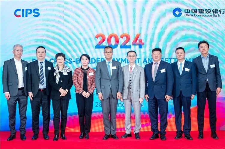 鄭冰開公使與CIPS公司、建行總行以及在南中資銀行合影、留念。（中國建設(shè)銀行約翰內(nèi)斯堡分行供圖）