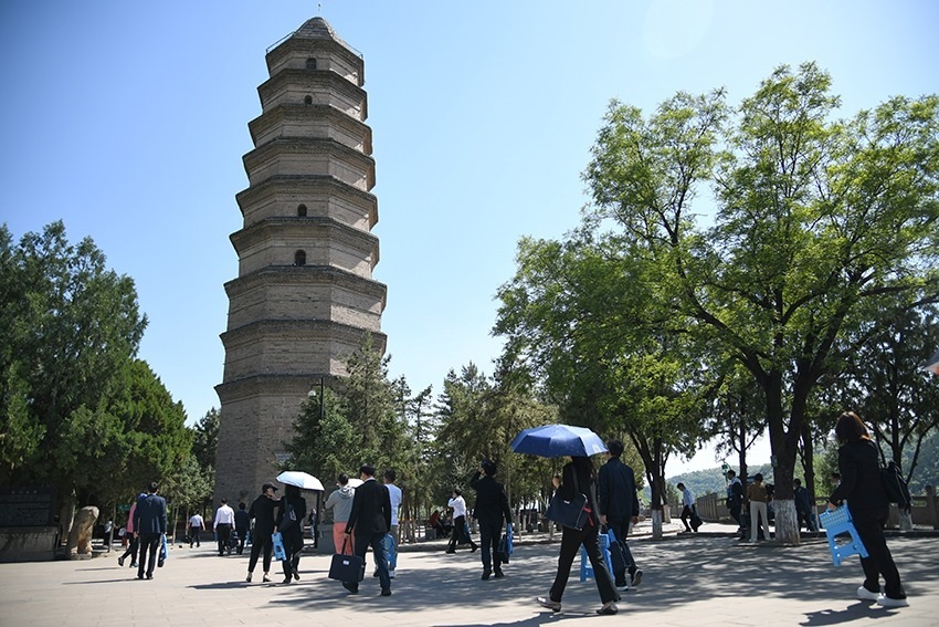 圖為2024年5月7日，游客在延安寶塔山參觀。 新華社記者 張博文 攝