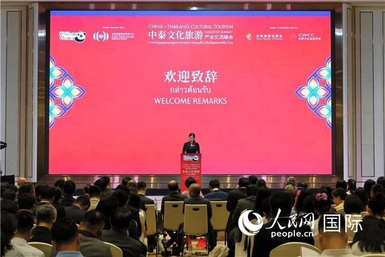 泰國(guó)文化部副部長(zhǎng)普洛伊·塔尼庫(kù)發(fā)表演講。