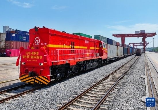 5月29日，在中哈連云港物流合作基地，首列連云港-阿拉木圖“滾裝+班列”跨境多式聯(lián)運(yùn)專(zhuān)列整裝待發(fā)（無(wú)人機(jī)照片）。新華社發(fā)（王健民 攝）