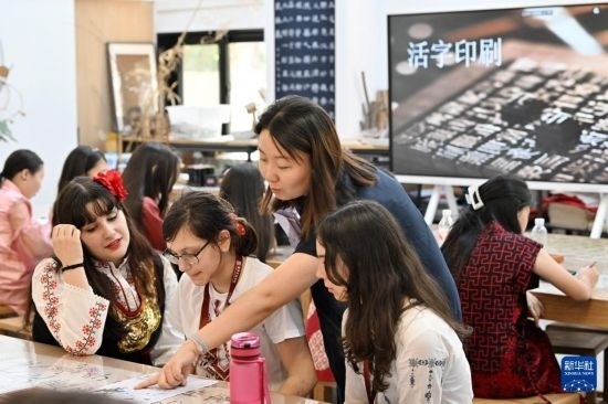 7月3日，外國學(xué)生在了解中國文化。新華社記者 李然 攝