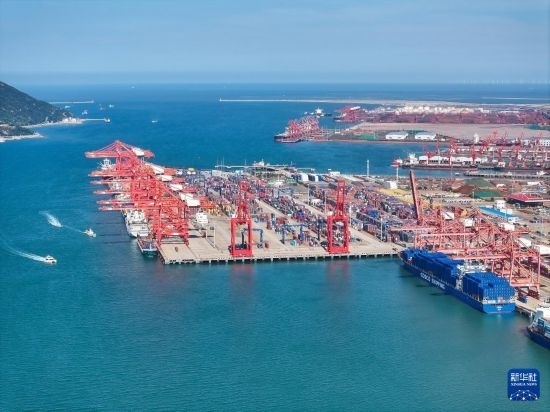 6月26日，貨輪?？吭谶B云港港集裝箱碼頭（無(wú)人機(jī)照片）。新華社記者 季春鵬 攝