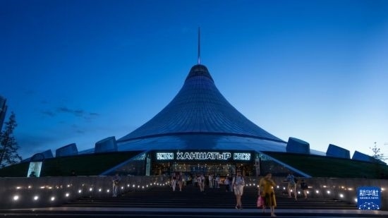 這是7月1日在哈薩克斯坦首都阿斯塔納拍攝的“可汗之帳”購物中心。新華社記者 王建華 攝