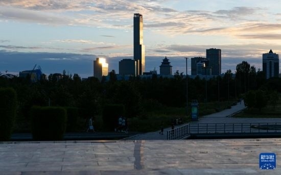 這是7月2日拍攝的哈薩克斯坦首都阿斯塔納市中心的建筑群。新華社記者 白雪騏 攝