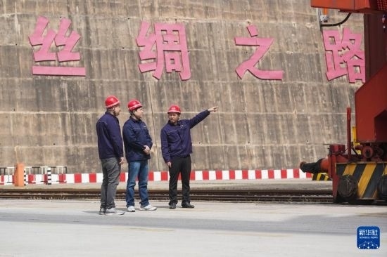 中哈兩國(guó)工作人員在中哈連云港物流合作基地交流（2023年5月10日攝）。新華社記者 季春鵬 攝