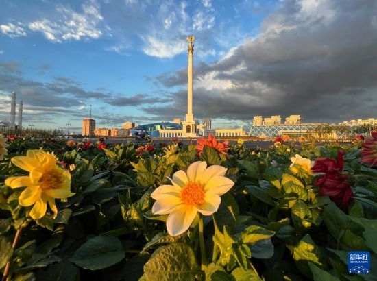 這是7月2日拍攝的哈薩克斯坦首都阿斯塔納獨(dú)立廣場。新華社記者 岳月偉 攝