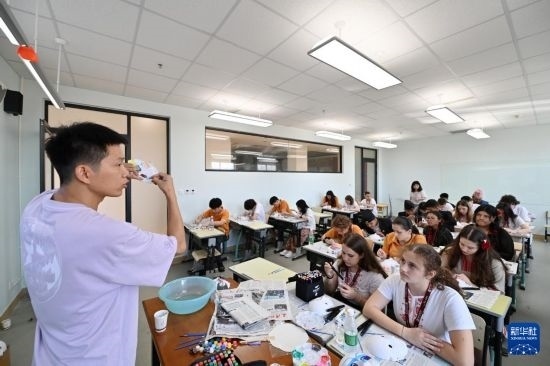 7月3日，外國學(xué)生在學(xué)習(xí)繪制京劇臉譜。新華社記者 李然 攝