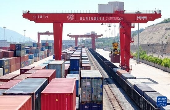 6月30日，在中哈連云港物流合作基地，大型機(jī)械在吊裝集裝箱（無(wú)人機(jī)照片）。新華社發(fā)（王健民 攝）