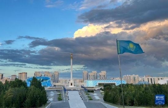 這是7月2日拍攝的哈薩克斯坦首都阿斯塔納獨(dú)立廣場。新華社記者 岳月偉 攝