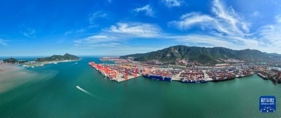 6月26日，貨輪?？吭谶B云港港集裝箱碼頭（無(wú)人機(jī)照片）。新華社記者 季春鵬 攝