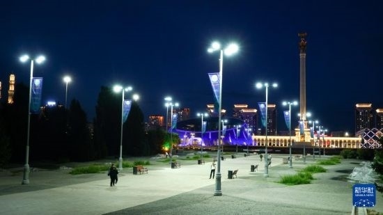 這是7月2日在哈薩克斯坦首都阿斯塔納拍攝的獨立廣場上的紀念柱（右后）。新華社記者 王建華 攝