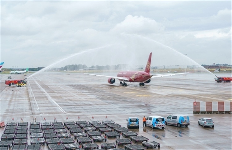 圖為布魯塞爾-上海返程航班出發(fā)前，布魯塞爾機場方面為返程航班舉行水門儀式。吉祥航空供圖