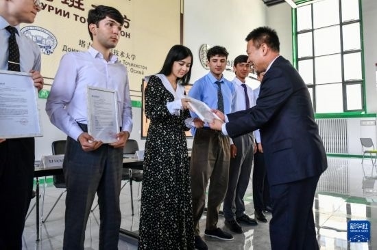 7月3日，在塔吉克斯坦首都杜尚別，天津城市建設(shè)管理職業(yè)技術(shù)學(xué)院的負責(zé)人為魯班工坊赴華留學(xué)生頒發(fā)錄取通知書。新華社記者 曹陽 攝
