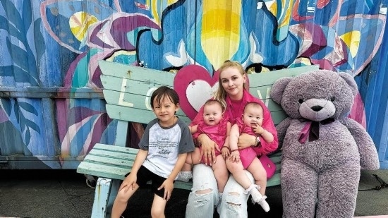 娜塔利亞·莫伊塞耶娃和三個孩子在江蘇宜興。