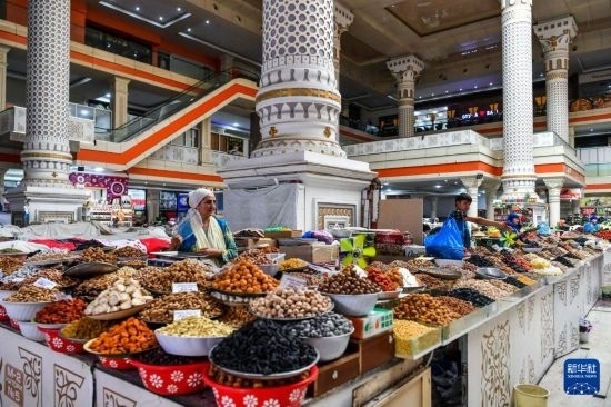 這是6月27日在塔吉克斯坦首都杜尚別拍攝的大巴扎內(nèi)景。新華社記者 曹陽 攝