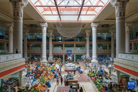 這是7月1日在塔吉克斯坦首都杜尚別拍攝的大巴扎內(nèi)景。新華社記者 周荻瀟 攝